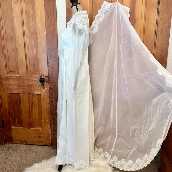 Vintage Union Made Wedding Dress & Vail - Picture 5 of 12